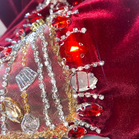 VALDRINSAHITI Burgundy Gown - Picture 10 of 11